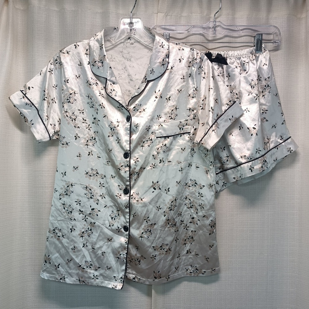 White‎ Floral Satin Pajama Set Short Sleeve Button Down Top and Shorts Womens M